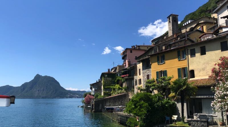 Am Seeufer im Tessin